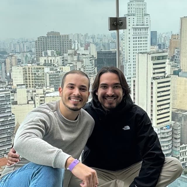 Lucas e Thiago juntos, sorrindo